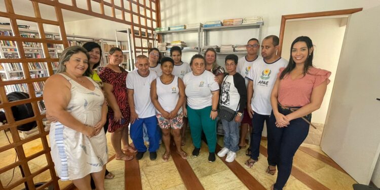 Biblioteca de Barra de São Francisco recebe visita de alunos da APAE