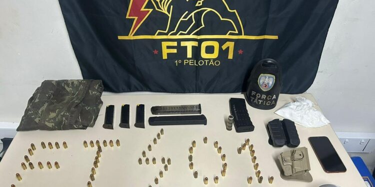 PM detém homem e apreende arma, carregadores e munições em Vitória PM detém homem e apreende arma, carregadores e munições em Vitória