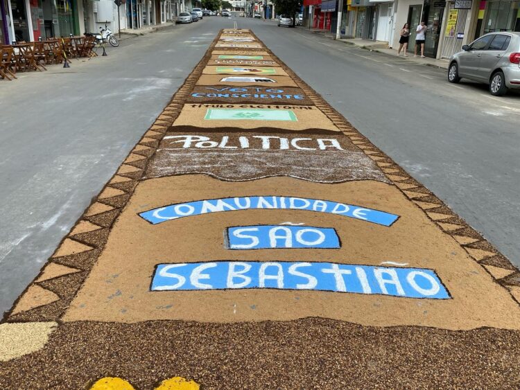 Comunidades francisquenses preparam tapetes para procissão de Corpus Christi; veja fotos e vídeos