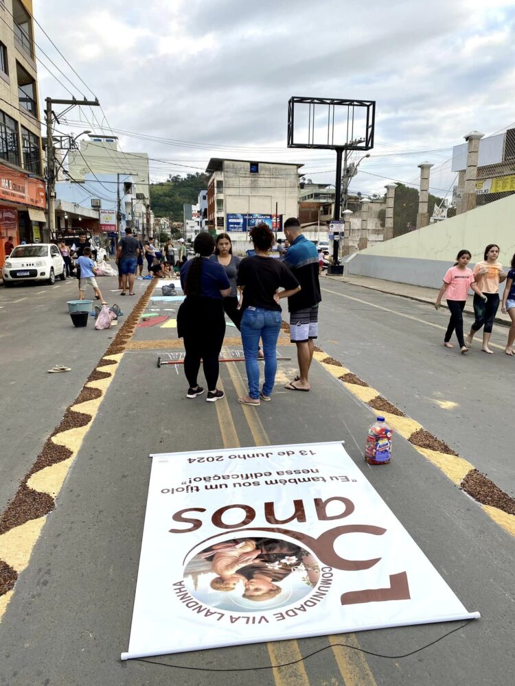 Comunidades francisquenses preparam tapetes para procissão de Corpus Christi; veja fotos e vídeos