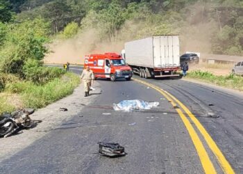 Casal em moto bate forte contra carreta bitrem e morre na hora na BR 262