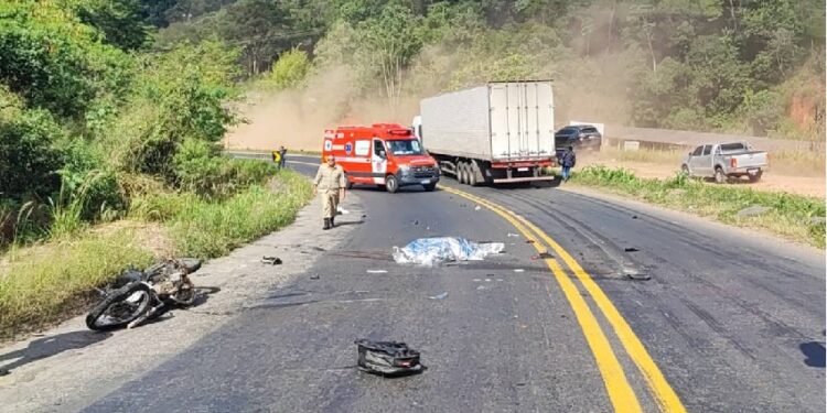 Casal em moto bate forte contra carreta bitrem e morre na hora na BR 262