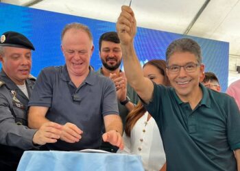 Freitas celebra ordem de serviço para pavimentar rodovia entre Sobradinho e São João do Sobrado