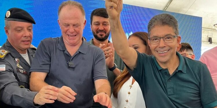 Freitas celebra ordem de serviço para pavimentar rodovia entre Sobradinho e São João do Sobrado