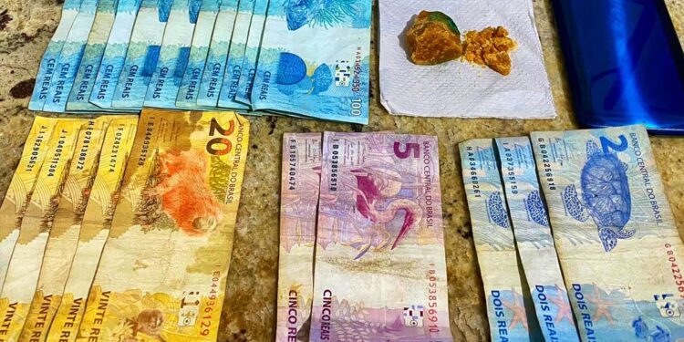 PMs prendem homem e apreendem drogas e dinheiro na cueca