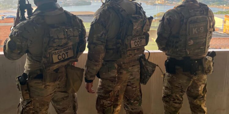 Veja as imagens de criminosos ostentando armas que levaram forças  de segurança a operação nesta manhã