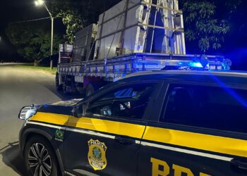 Motorista “rebitado”: PRF apreende carga irregular de granito e prende condutor de caminhão