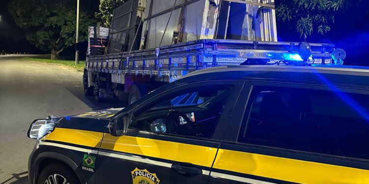 Motorista “rebitado”: PRF apreende carga irregular de granito e prende condutor de caminhão