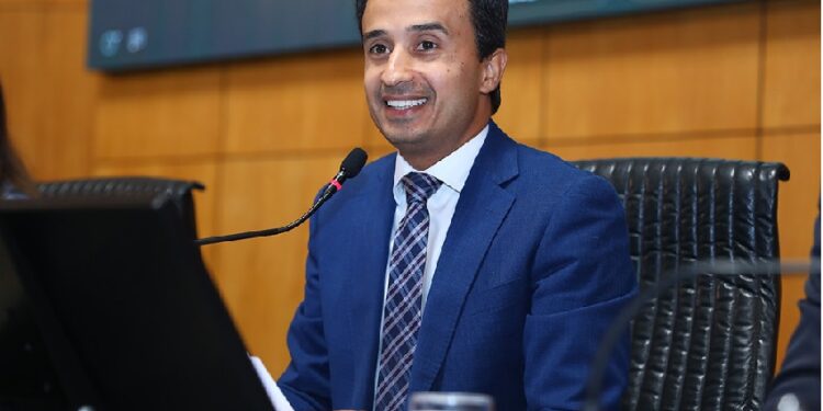 Lucas Scaramussa lidera corrida eleitoral para a Prefeitura de Linhares