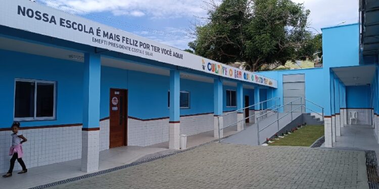 Montanha entrega a primeira escola com salas equipadas com televisão smart e ar condicionado