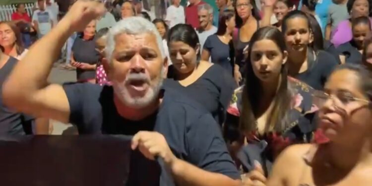 Moradores de Ecoporanga pedem justiça pela morte de servidora pública; veja vídeo Moradores de Ecoporanga pedem justiça pela morte de servidora pública; veja vídeo