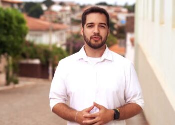Contarato contrata como assessor repórter da TV Globo que levou facada
