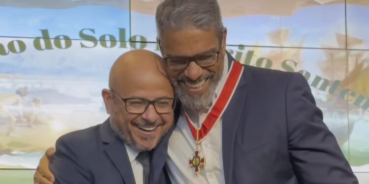Pastor Usiel recebe comenda na Câmara de Vitória por defesa dos direitos humanos