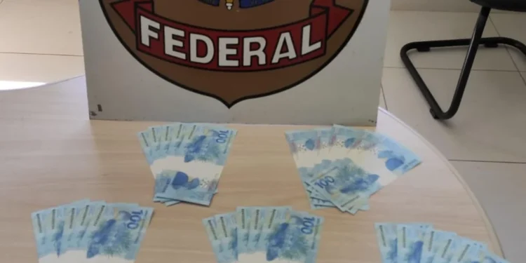 Homem é preso com R$ 4 mil em notas falsas em Cachoeiro de Itapemirim, no Sul do ES Homem é preso com R$ 4 mil em notas falsas em Cachoeiro de Itapemirim, no Sul do ES