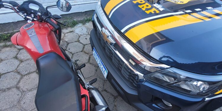 PRF prende homem com moto clonada, arma e drogas em São Mateus