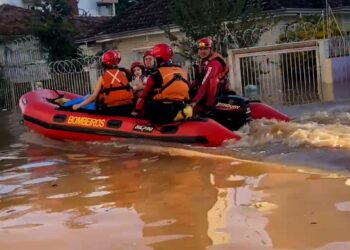Bombeiros capixabas já resgataram 154 pessoas e 27 animais no Rio Grande do Sul