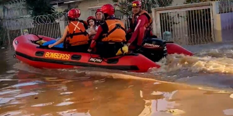 Bombeiros capixabas já resgataram 154 pessoas e 27 animais no Rio Grande do Sul