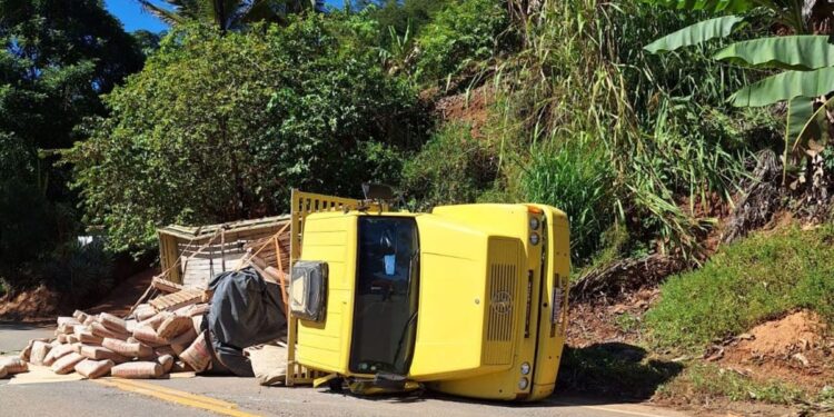 Homem desce para consertar freio e morre atropelado pelo próprio caminhão em Mimoso do Sul