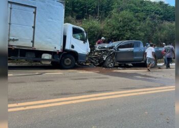 Quatro pessoas ficam feridas após batida entre caminhão e Hilux em Vila Valério