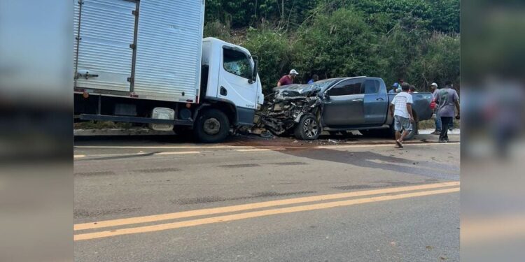 Quatro pessoas ficam feridas após batida entre caminhão e Hilux em Vila Valério