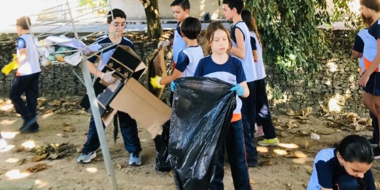 Estudantes de escola de Ecoporanga fazem ação ambiental no rio Dois de Setembro