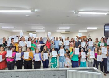 Prefeitura de Barra de Francisco faz primeira entrega de títulos de propriedade de imóveis do ano