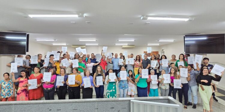 Prefeitura de Barra de Francisco faz primeira entrega de títulos de propriedade de imóveis do ano
