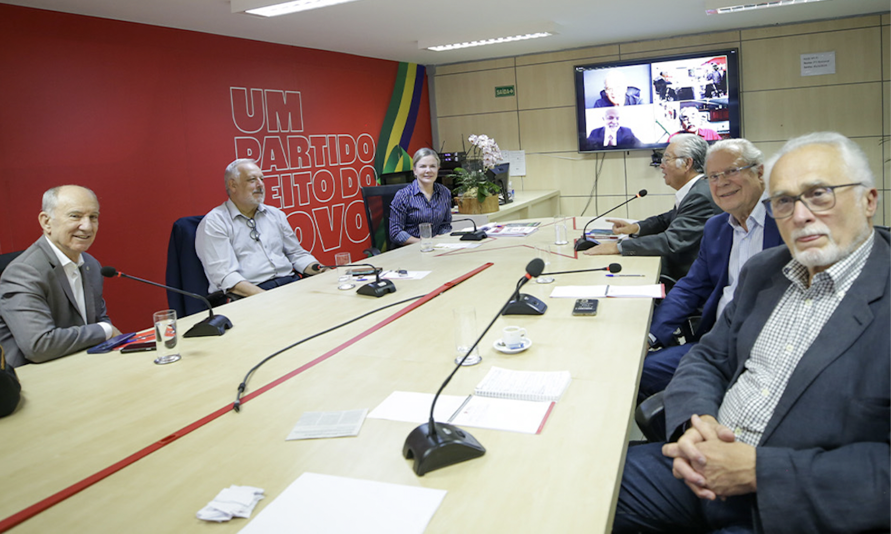 Reunião de ex-dirigentes do PT em Brasília. Na imagem, da esquerda para a direita estão: o deputado federal Rui Falcão (SP), o ex-ministro Ricardo Berzoini, a presidente do PT e deputada federal, Gleisi Hoffmann (PR), o presidente da Fundação Perseu Abramo, Paulo Okamotto, o ex-ministro José Dirceu e o ex-deputado José Genoíno