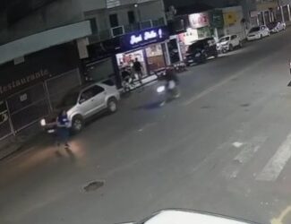 Jovem é atropelada por moto no centro de Barra de São Francisco; veja o vídeo