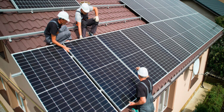 76% dos brasileiros gostariam de adotar sistemas de energia solar em suas casas; diz pesquisa
