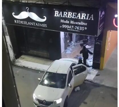 Polícia Civil apreende três adolescentes envolvidos em arrombamento e furto de loja em Linhares Polícia Civil apreende três adolescentes envolvidos em arrombamento e furto de loja em Linhares