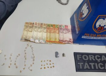 Polícia detém duas pessoas, apreende drogas e dinheiro no bairro Colina, em Barra de São Francisco