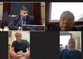 Ex-prefeito aparece em vaso sanitário durante reunião virtual no Rio