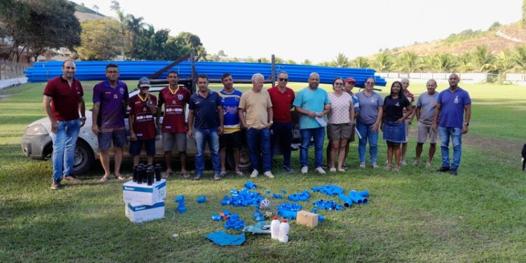Prefeitura de Barra de São Francisco entrega materiais de irrigação para campo de futebol à comunidade esportiva de Valão Fundo Prefeitura de Barra de São Francisco entrega materiais de irrigação para campo de futebol à comunidade esportiva de Valão Fundo