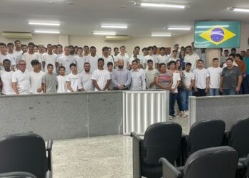 Cento e cinquenta jovens fazem juramento à bandeira em Barra de São Francisco