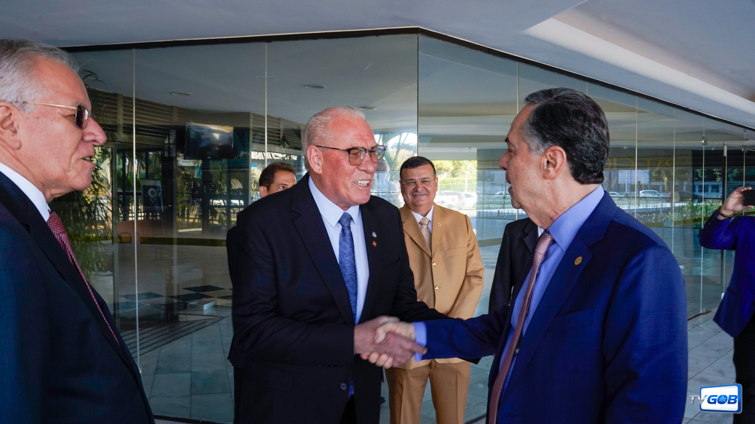 Barroso (dir.) é recebido pelo Grão-Mestre adjunto do GOB, Adalberto Aluízio Eyng (esq.)