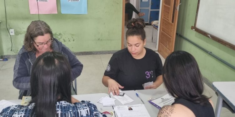 Quarenta e nove pessoas emitem a nova Identidade em mutirão realizado em Monte Senir, interior de Barra de São Francisco Quarenta e nove pessoas emitem a nova Identidade em mutirão realizado em Monte Senir, interior de Barra de São Francisco
