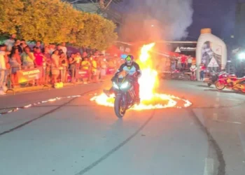 Multidão lota o Centro para show da equipe Força e Ação na Rua de Lazer