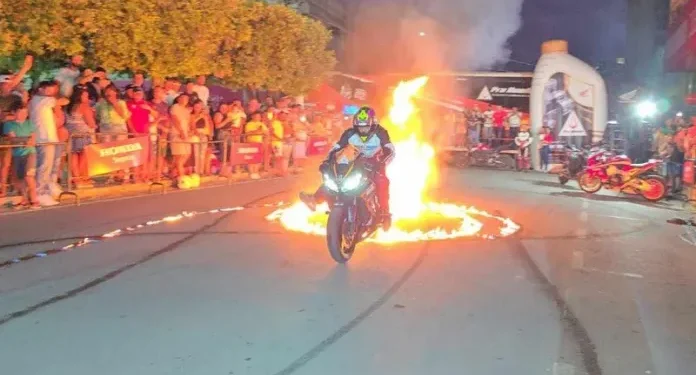 Multidão lota o Centro para show da equipe Força e Ação na Rua de Lazer
