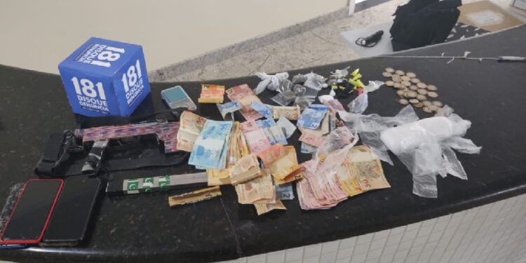 Polícia procura dono de drogas, dinheiro e submetralhadora apreendidos em Linhares