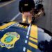 PRF aperta fiscalização, apreende moto clonada e detém dupla em Fundão PRF aperta fiscalização, apreende moto clonada e detém dupla em Fundão
