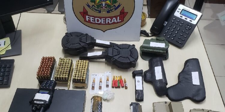 Federal faz operação e apreende armas ilegais nas mãos do tráfico em Vitória Federal faz operação e apreende armas ilegais nas mãos do tráfico em Vitória