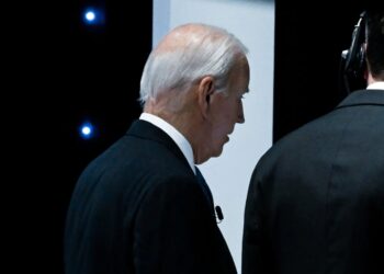 Biden sai da corrida presidencial e apoia a vice Kamala Harris pelos democratas