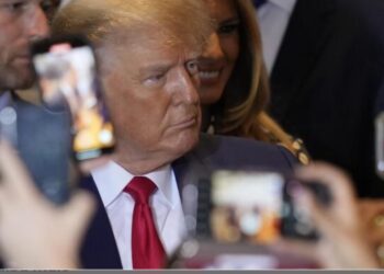 Trump, sendo cada vez mais Trump,  chama adversária democrata de “vagabunda”