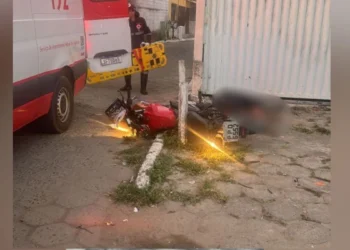 Adolescente morre após colidir moto em pilastra durante fuga em São Mateus