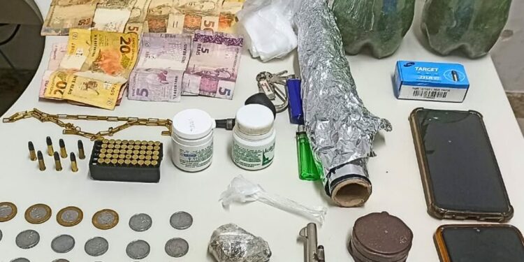 Polícia detém casal com arma e drogas em Água Doce do Norte Polícia detém casal com arma e drogas em Água Doce do Norte