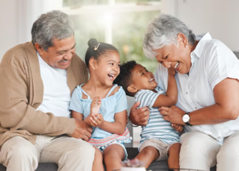 Dia dos avós: Conviver com os avós ajuda no desenvolvimento infantil, afirma neurocientista
