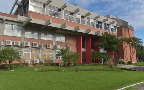 Ufes abre concurso de nível médio e superior com salário de até R$ 5,5 mil; saiba mais