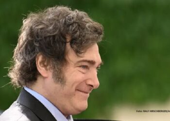 Economia cai 3,9%, pobreza explode, mas FMI aplaude política de Milei