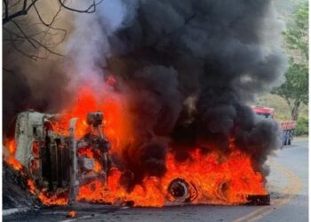Carreta pega fogo após grave acidente em Águia Branca